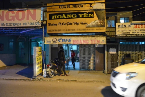 Mâu thuẫn trong quán cà phê, xách dao đâm người nhập viện