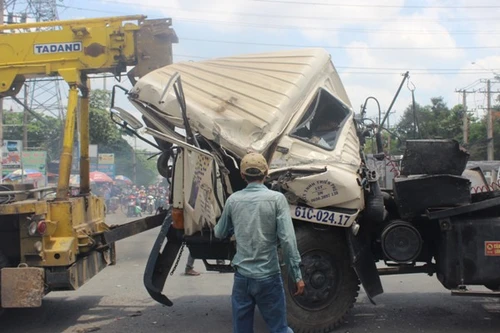 Hi hữu: Thùng hàng container bị rơi 2 lần