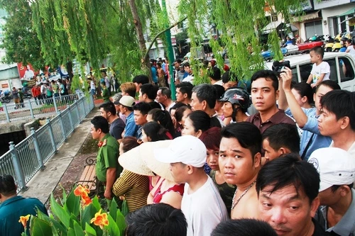 Hàng trăm người theo dõi vớt thi thể người đàn ông nhảy kênh