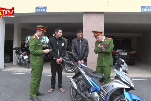 Hai thanh niên giả vờ mua điện thoại để cướp giật tài sản