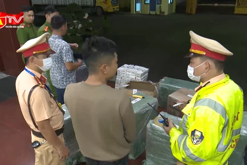 Cận cảnh 7.000 bao thuốc lá lậu "núp" trên xe hàng