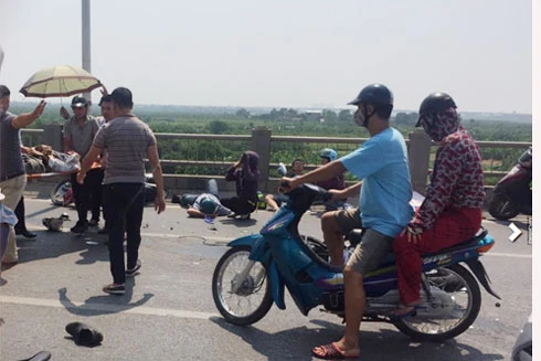 Tại nạn liên hoàn nghiêm trọng trên cầu Vĩnh Tuy, xe ô tô con đâm 4 xe máy