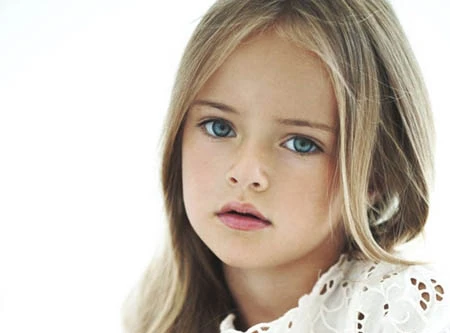 Siêu mẫu 9 tuổi được mệnh danh là bé gái đẹp nhất thế giới