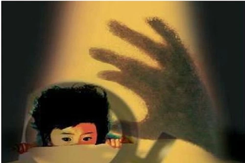 Ở nhà với bà, bé gái 3 tuổi bị hàng xóm cưỡng hiếp