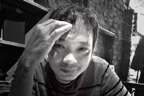 "Lên chùa bẻ một cành sen"