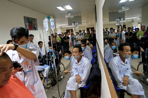 Những bác sĩ trong hiệu cắt tóc miễn phí