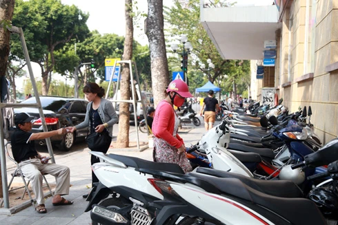 Lộn xộn trông giữ xe - ngân sách thất thu tiền tỷ (2): Trăm hoa đua nở, tiền vào túi ai?