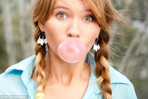 Tác hại không ngờ của nhai kẹo cao su, bánh mì