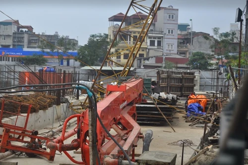 Gẫy cần cẩu công trình, hàng trăm người dân hoảng sợ