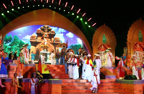 Ngày hội văn hóa Chăm: Điệu múa Apsara dưới chân tháp cổ