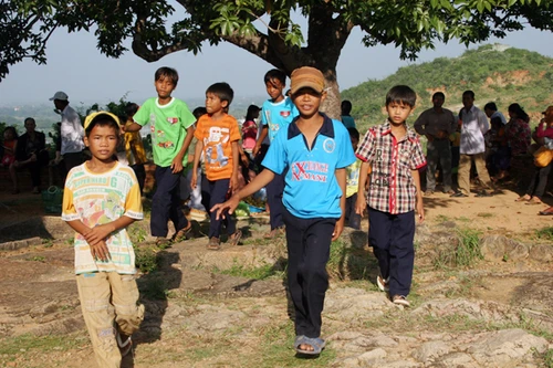 Độc đáo nghi lễ tắm và mặc y phục cho tượng thần...