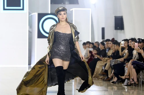 Huyền My nhiệt tình cổ vũ Hoa hậu Kỳ Duyên làm vedette trên sàn catwalk