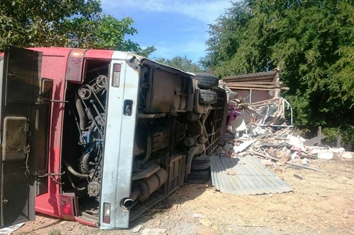 Ô tô khách đâm sập nhà dân, 3 người thoát chết ngày 30 Tết