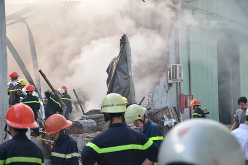 Xưởng hóa chất phát hỏa dữ dội, nhiều tiếng nổ phát ra