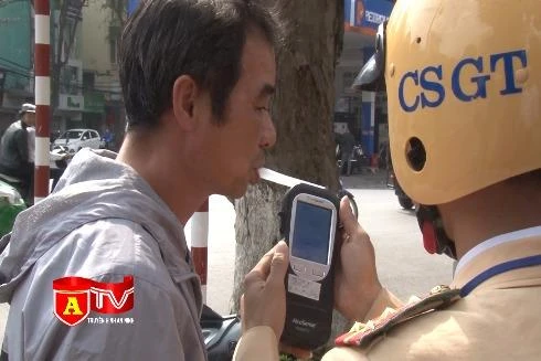 Lực lượng CSGT ra quân xử phạt nồng độ cồn mùa lễ hội