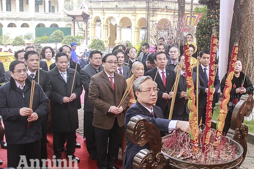 [ẢNH] Lãnh đạo Đảng, Nhà nước, TP Hà Nội dâng hương, trồng cây đầu xuân tại Hoàng Thành Thăng Long