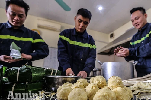 Những chiếc bánh chưng được gói bởi bàn tay thô ráp của chiến sỹ PCCC Thủ đô
