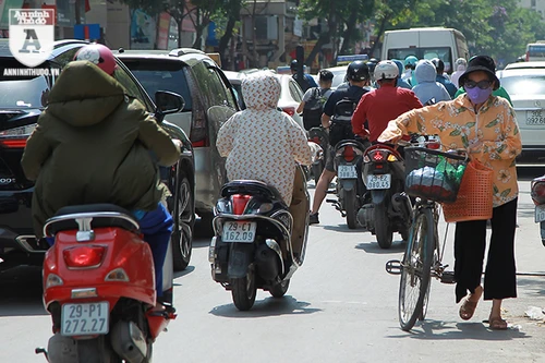 Người dân Hà Nội vật vã tìm cách chống nắng nóng đầu mùa