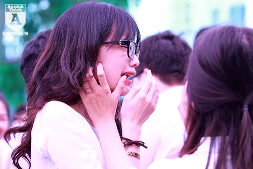 [ẢNH] Nữ sinh Hà Nội bật khóc trong ngày bế giảng