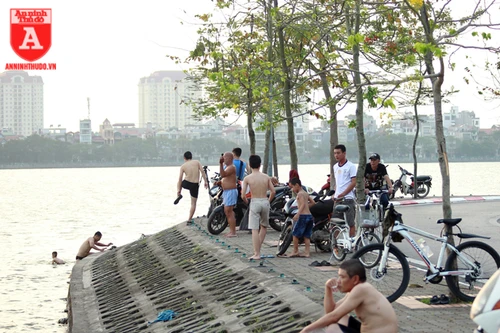 Hà Nội nắng nóng 38 độ C, người dân đổ xô ra hồ Tây tắm giải nhiệt