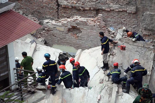 Vụ sập nhà 43 Cửa Bắc: Di dời khẩn cấp 3 hộ dân số nhà 45