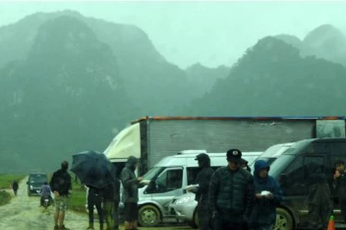 Đoàn làm phim ‘King Kong’ vất vả dưới mưa rừng nhiệt đới