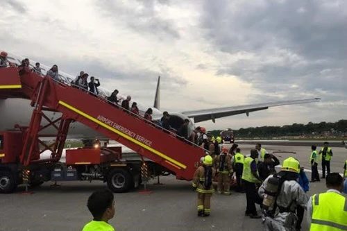 Một máy bay của Singapore bốc cháy trong khi hạ cánh khẩn cấp