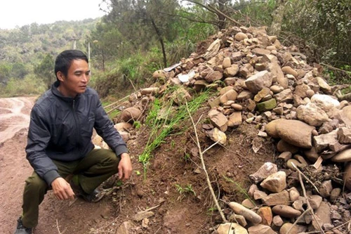 Ngôi mộ kỳ lạ ai đi ngang qua cũng phải... ném đá