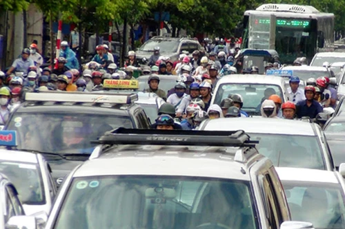 Hà Nội: Ùn tắc nhiều tuyến phố sau mưa lớn