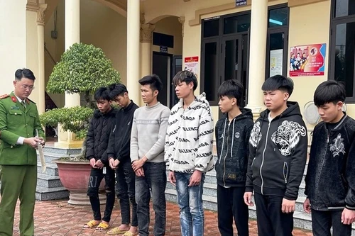 Nhầm đối thủ, nhóm 8 đối tượng dùng hung khí tấn công 2 thiếu niên