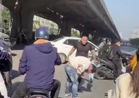 Tạm giữ đối tượng hành hung người khác do mâu thuẫn va chạm giao thông