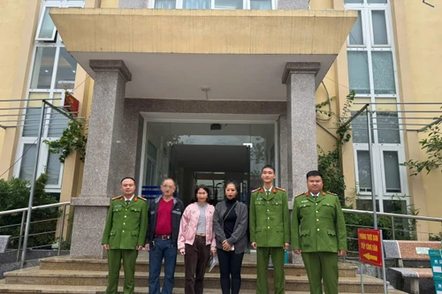 Công an xã Quảng Bị hỗ trợ trao trả người dân hơn 2 tỷ đồng chuyển nhầm vào tài khoản