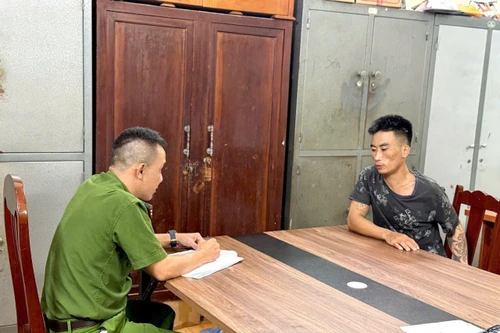 Rượt đuổi bằng ô tô rồi dùng dao khống chế, giữ người trái pháp luật