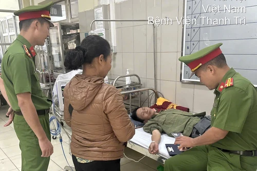 Khẩn trương đưa người đàn ông bị đột quỵ giữa đường đi cấp cứu