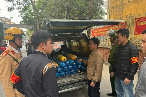 Tuần tra đêm, lực lượng 141 Đống Đa phát hiện xe ôtô 'ship' 48 bình 'khí cười'