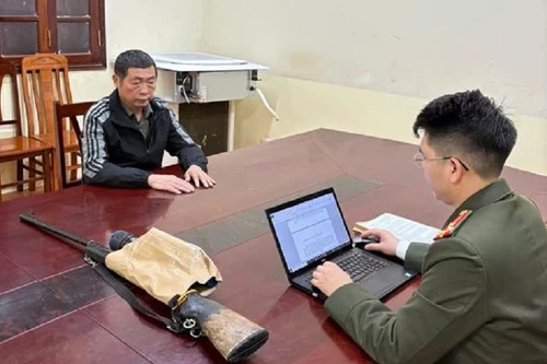 Khởi tố 2 người đàn ông mang súng quân dụng... đi săn 