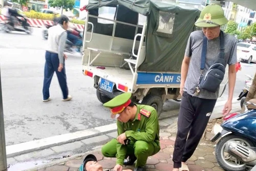 Công an phường Phương Liệt hỗ trợ công dân bị tai nạn giao thông đi cấp cứu