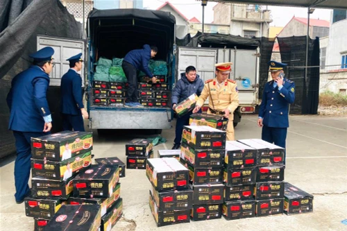 Phát hiện 2,7 tấn xúc xích không rõ nguồn gốc xuất xứ trên đường về Hà Nội tiêu thụ