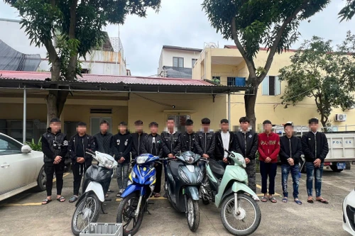 Xử lý nhóm đối tượng ném vỏ chai bia, đập phá 3 xe mô tô dựng trước quán bi-a