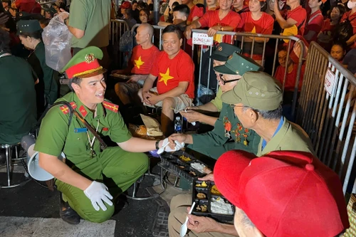 "Công an phường Ô Chợ Dừa mời các bác ăn sáng ạ!"