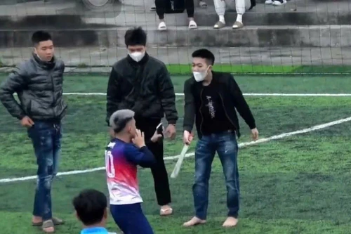 Khởi tố 3 đối tượng dùng dao… giải quyết cơn ghen tại sân bóng