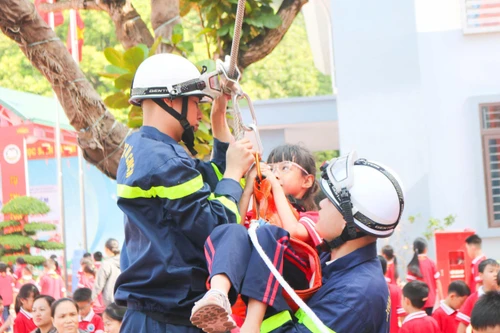 Học sinh Trường Tiểu học Quốc Oai A hào hứng tham gia trải nghiệm, thực hành kỹ năng chữa cháy và cứu nạn