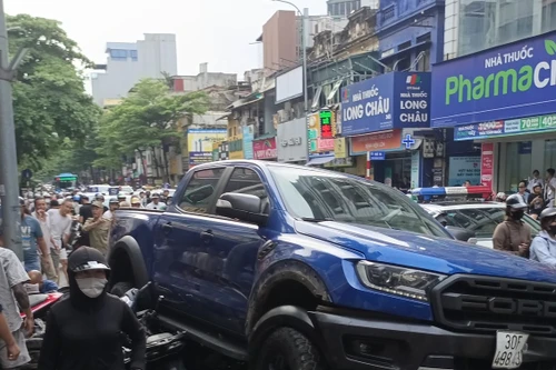 Xe bán tải gây tai nạn tại phố Khâm Thiên khiến 1 người bị thương