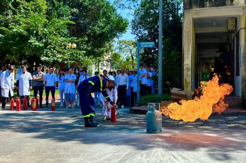 Trang bị kiến thức, kỹ năng xử lý tình huống cháy, nổ cho các nhân viên y tế 