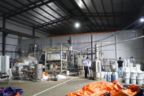 Vạch trần thủ đoạn tinh vi của đường dây sản xuất hàng cấm là 'khí cười'