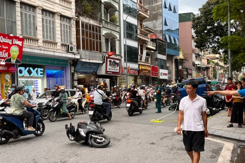 Cận cảnh hiện trường vụ ô tô bán tải húc, kéo xe máy ở phố Khâm Thiên