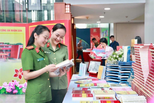  Phát triển sâu rộng văn hóa đọc trong Công an nhân dân