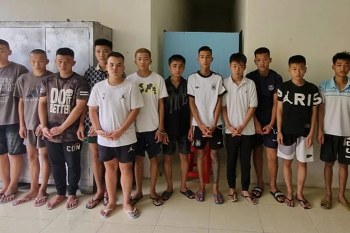 Tạm giữ 14 đối tượng dùng hung khí gây thương tích 2 người đi đường