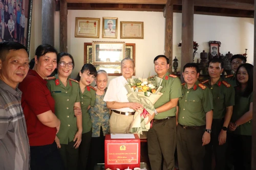 Thể hiện tình cảm trân trọng, lòng biết ơn đối với những đóng góp của các thế hệ đi trước