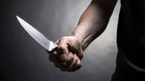 Hai bảo vệ xô xát, một người bị đâm tử vong